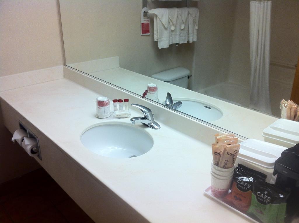 Отель Ramada By Wyndham Seatac Airport Номер фото