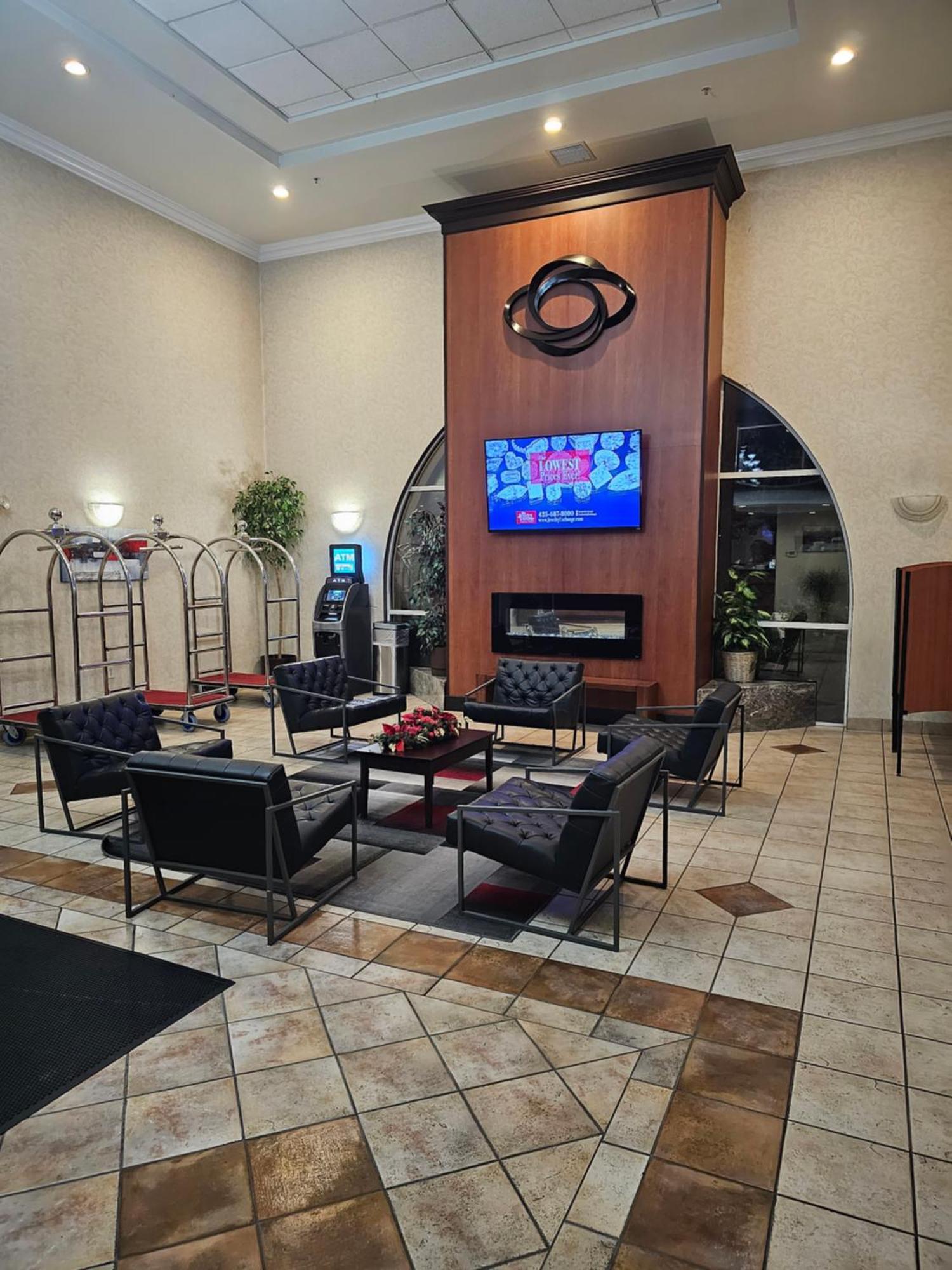 Отель Ramada By Wyndham Seatac Airport Экстерьер фото